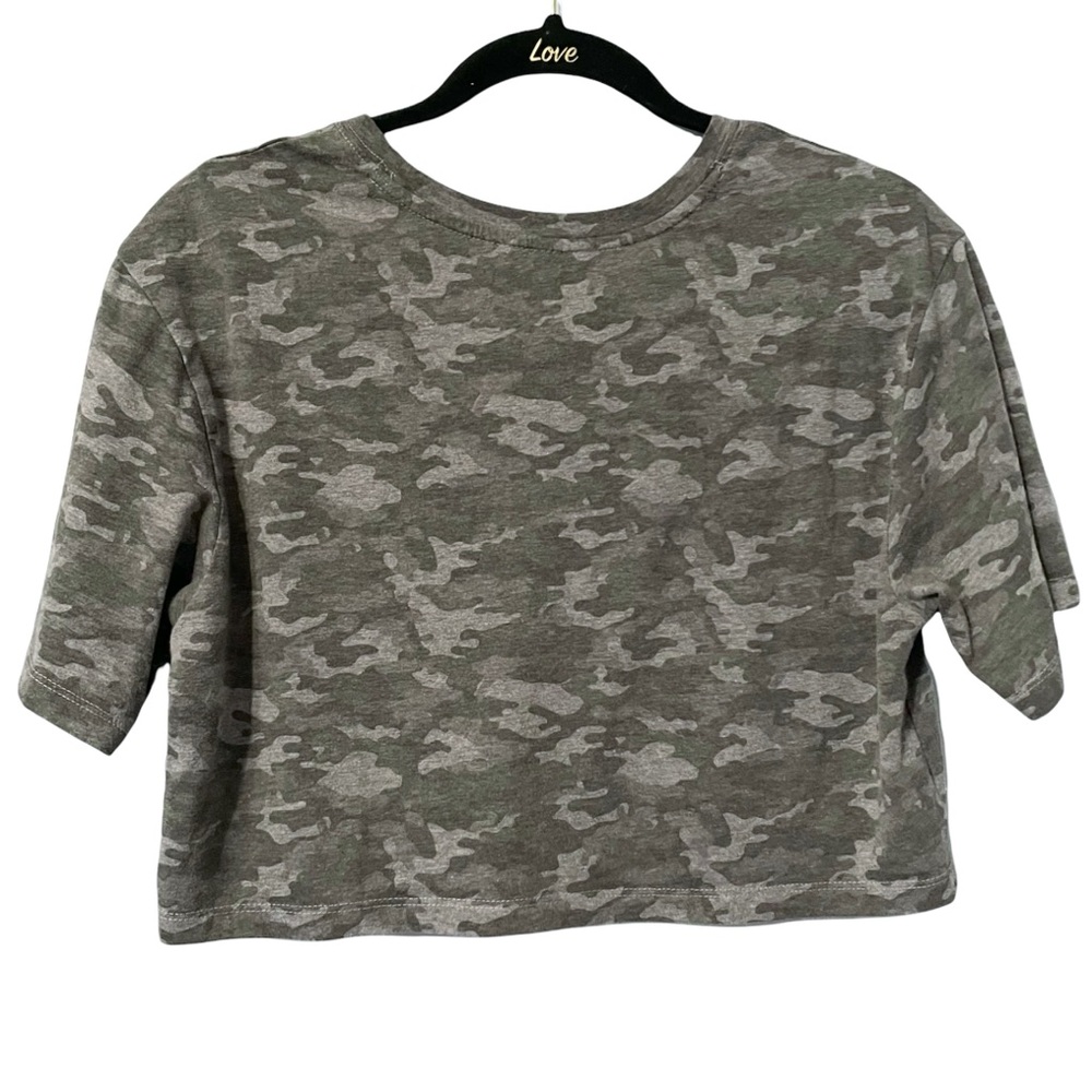 Fabletics Gray Camo Cropped Short Sleeve Shirt - Picture 6 of 6